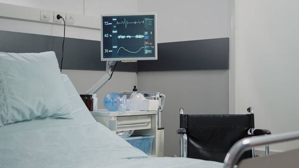Κλείσιμο παρακολούθησης καρδιακών παλμών σε άδειο θάλαμο νοσοκομείου - Φωτογραφία, εικόνα