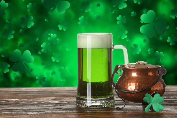 Bir bardak bira ve yeşil arka planda duran bozuk paralarla birlikte esrar. Aziz Patrick Günü kutlaması - Fotoğraf, Görsel