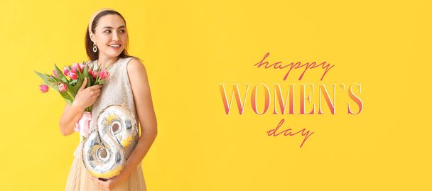 Šťastná mladá žena s kyticí a balónem ve tvaru obrázku 8 na žlutém pozadí s prostorem pro text. Mezinárodní oslava Dne žen - Fotografie, Obrázek