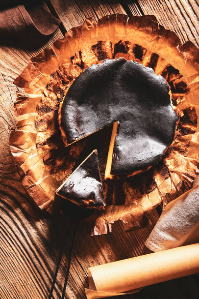 Bolo de queijo queimado basco saboroso na mesa - Foto, Imagem
