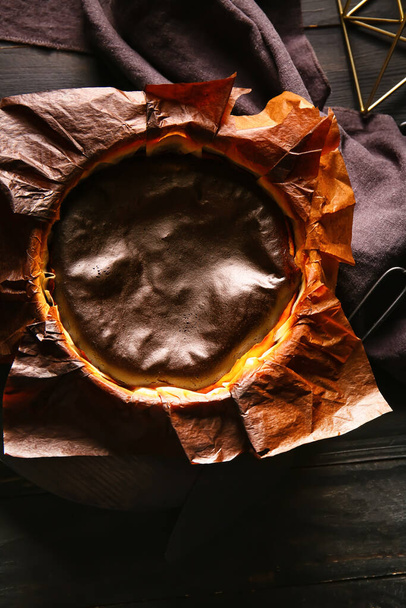 Gustosa torta di formaggio basca bruciata su sfondo di legno scuro - Foto, immagini