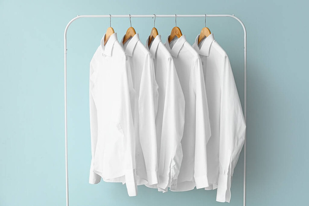 Rack tiszta ingek szürke háttér - Fotó, kép