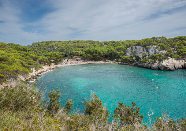 Blick auf Cala Macarella, in der Gemeinde Ciutadella de Menorca, Menorca, Spanien - Foto, Bild