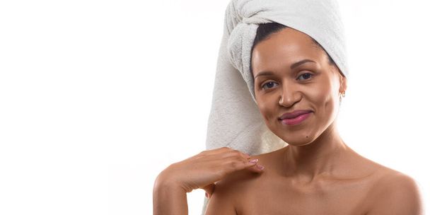 Mujer afroamericana de 35 años con la piel limpia sonriendo y mirando a la cámara - aislada sobre fondo blanco. Formato foto 2x1. - Foto, Imagen