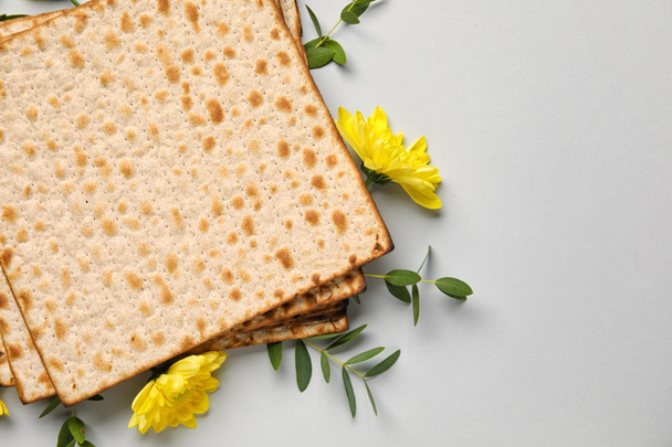 Pane piatto ebraico con fiori su sfondo chiaro - Foto, immagini