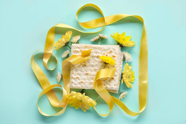 Joods plat brood met bloemen op kleur achtergrond - Foto, afbeelding