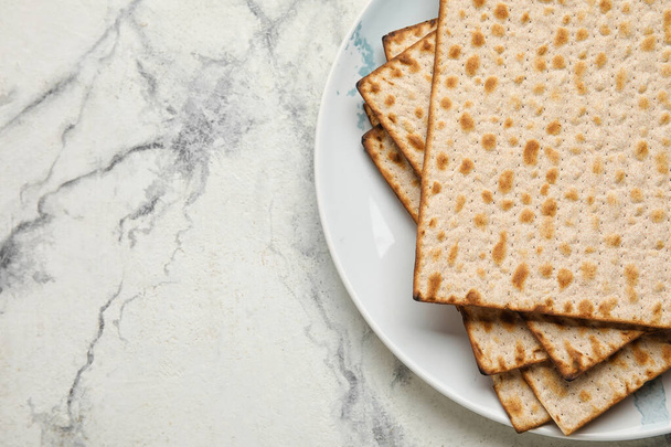 Plate with Jewish flatbread for Passover on white background - Foto, afbeelding