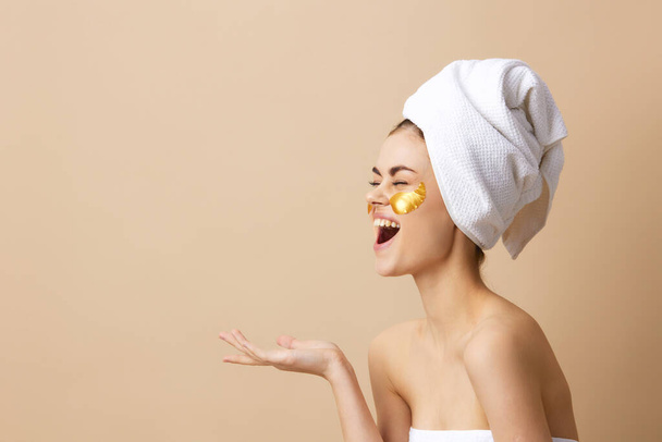 ładna kobieta skóra pielęgnacja twarzy plastry gołe ramiona higiena izolowane tło - Zdjęcie, obraz