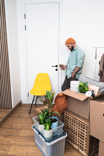 Homem adulto se movendo em novos apartamentos não mobilados - Foto, Imagem