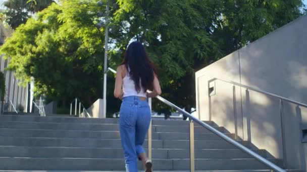 Aktive Frau läuft Treppen hinauf, um Stadtfotos zu machen. Asiatisches Mädchen geht nach oben. - Filmmaterial, Video