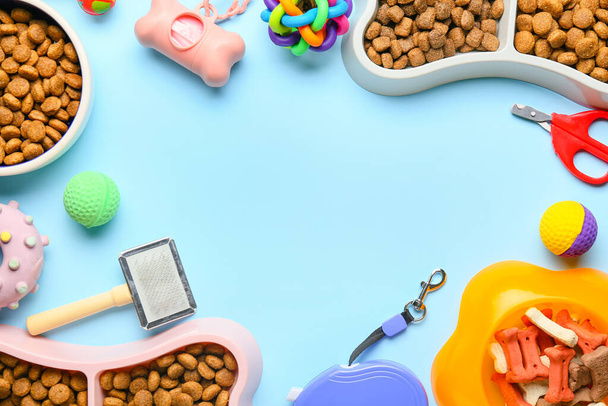 Marco hecho de diferentes accesorios para el cuidado de mascotas y alimentos sobre fondo de color, primer plano - Foto, imagen