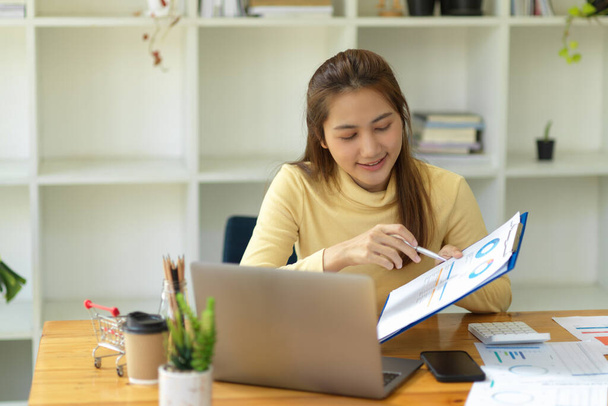 Çevrimiçi toplantıda dostane Asyalı iş kadını çevrimiçi ekibine mali veri grafiği ve grafiğini gösteriyor.. - Fotoğraf, Görsel