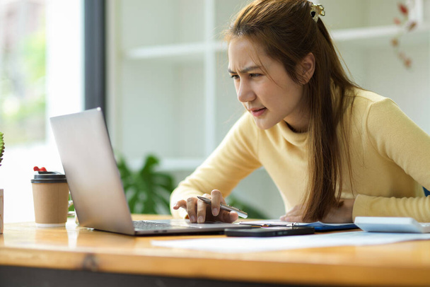 Confundido asiático joven empresaria molesto por el problema en línea, proyecto rechazado. Mujer estresada estudiante mirando PC roto. - Foto, Imagen