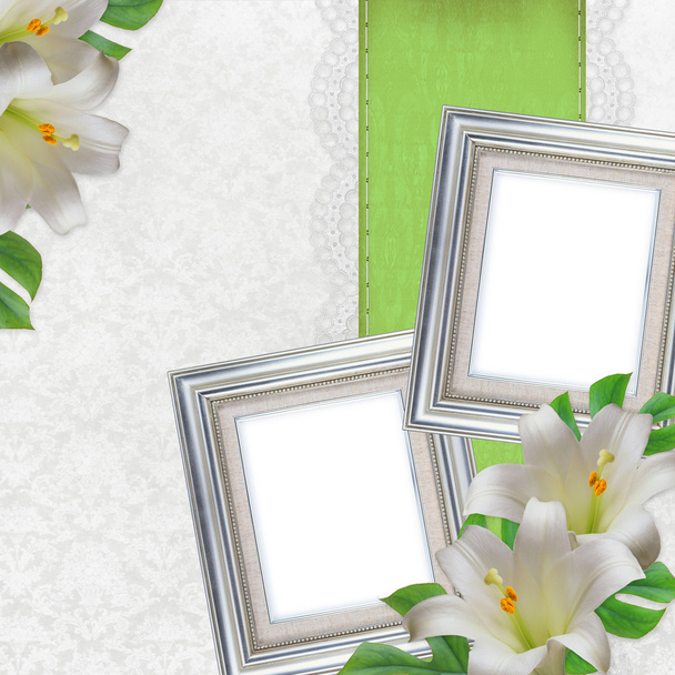 2 zilveren frames en witte lelies op een witte achtergrond (1 van set) - Foto, afbeelding