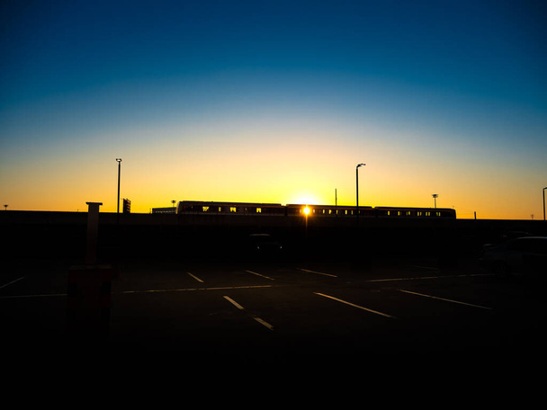 Silhouette du train du ciel entrant ou sortant dans le magnifique coucher de soleil. - Photo, image