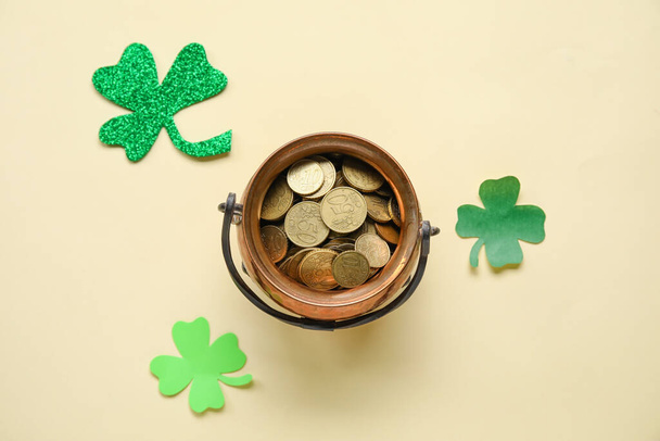 Leprechaun pot with golden coins and clover leaves on light background. St. Patrick's Day celebration - Foto, imagen