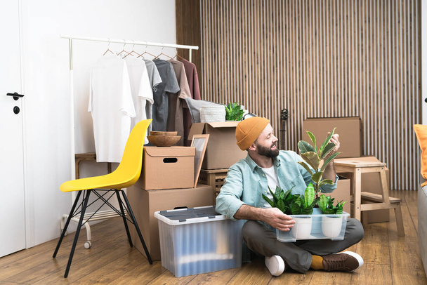 Felnőtt férfi költözik új bútorozatlan lakások - Fotó, kép