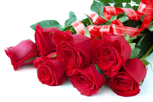 Kauniita punaisia ruusuja nippu eristetty valkoisella taustalla, lähikuva - Valokuva, kuva