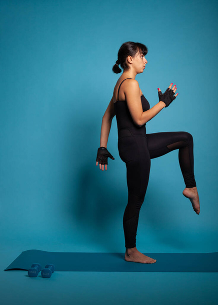 Aktiv fitte Frau in Sportbekleidung, die die Beinmuskeln dehnt und Gymnastikübungen macht - Foto, Bild