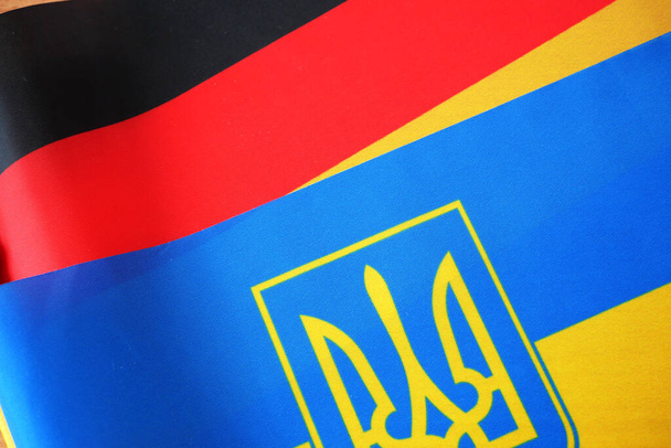 ウクライナとドイツの旗のペア、ウクライナとドイツの政治経済関係の概念、トップビュー、クローズアップ - 写真・画像