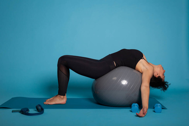 Osobisty trener kobieta siedzi na pilates fitball ćwiczenia brzucha - Zdjęcie, obraz