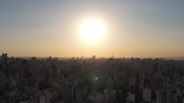 Puesta de sol en el centro de Sao Paulo Brasil. Distrito del centro en el paisaje de la puesta del sol. Metropolis paisaje de ciudad emblemática. - Metraje, vídeo