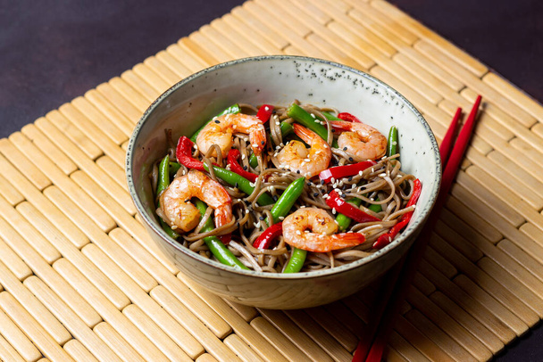 Soba noodles with shrimp, pepper and green beans. Japanese cuisine. Asian food - Foto, Imagen