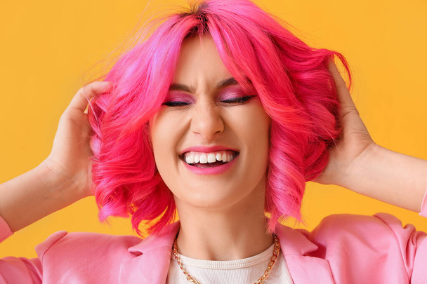 Ευτυχισμένη γυναίκα με φωτεινά μαλλιά στο φόντο χρώμα - Φωτογραφία, εικόνα