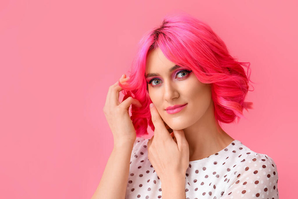 Stylish woman with bright hair on color background - Foto, Bild