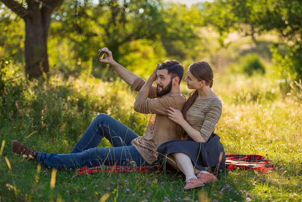 young couple taking a selfie on the phone - Foto, immagini