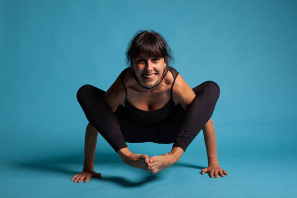 Mosolygó sportoló felnőtt személy portréja jóga pozícióban - Fotó, kép