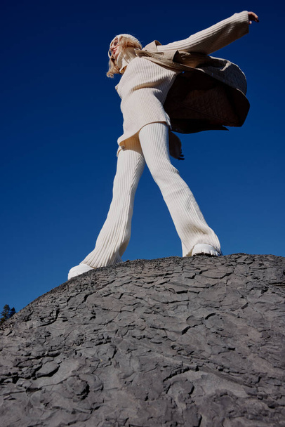 mujer De pie en el borde de un acantilado naturaleza viaje paisaje - Foto, imagen