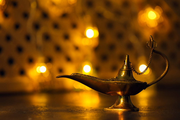Moslim lamp op donkere tafel - Foto, afbeelding