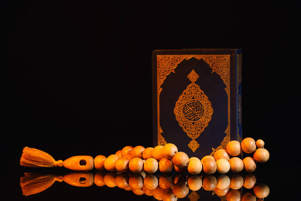 Koyu arkaplanda Kur 'an ve Müslüman dua boncukları - Fotoğraf, Görsel