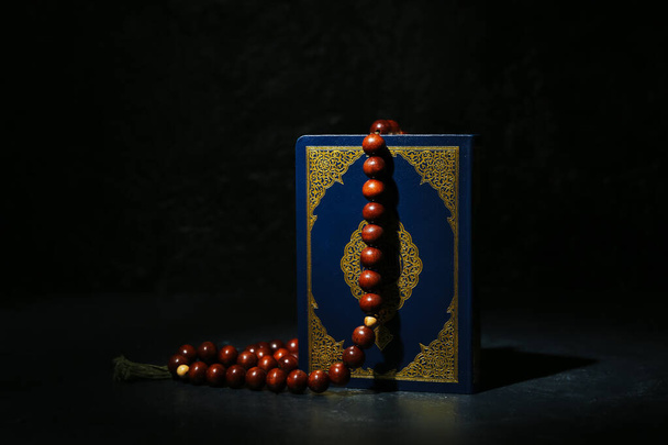 Koyu arkaplanda Kur 'an ve Müslüman dua boncukları - Fotoğraf, Görsel