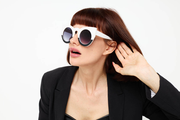 beautiful woman posing with sunglasses a leather suit black jacket Lifestyle unaltered - Foto, imagen