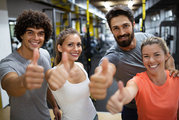 Group of athletic people working out in gym - Foto, imagen