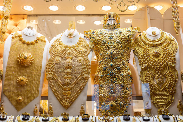 Dubai Gold Souk - bijoux en or - colliers en or massif, armures, bagues et chapeaux exposés dans une boutique d'or. - Photo, image