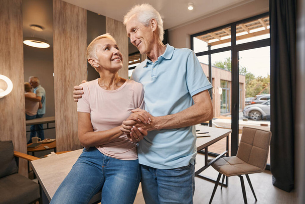 Homem idoso alegre se comunicando com seu parceiro - Foto, Imagem