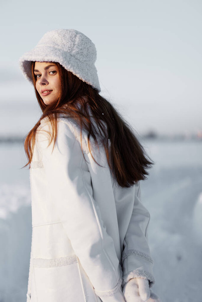 jovem mulher cabelo vermelho campo de neve roupas de inverno viagens - Foto, Imagem