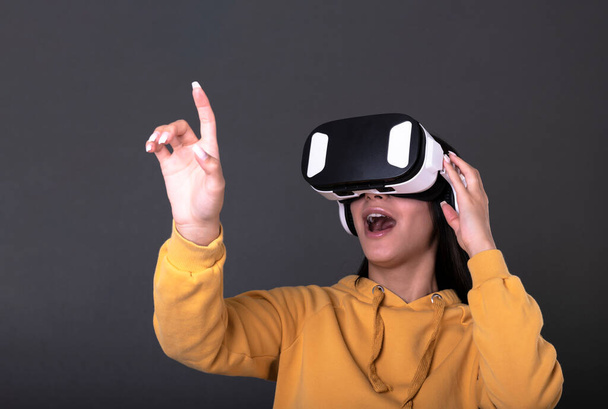 mulher com óculos de realidade virtual e fone de ouvido vr - Foto, Imagem