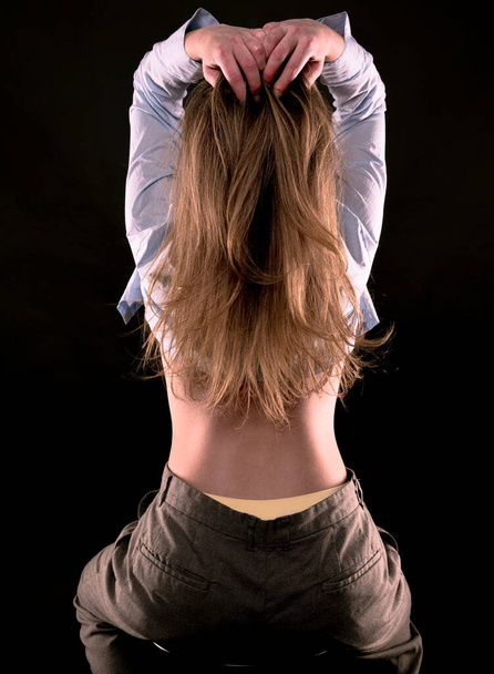 Uzun saçlı genç bir kadın, stüdyo fotoğrafı. - Fotoğraf, Görsel