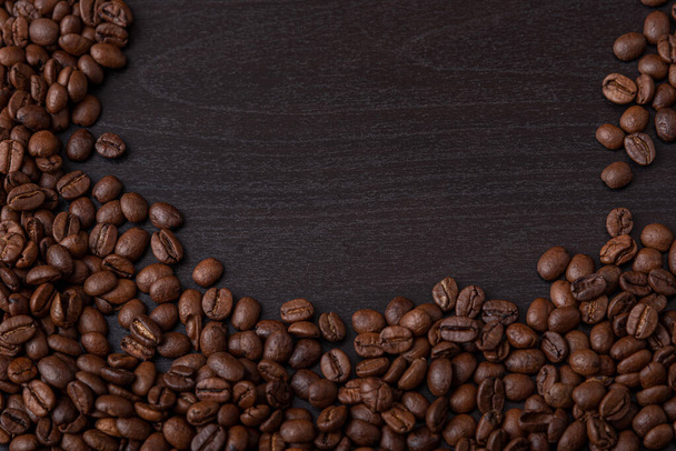 pražená kávová zrna na černém dřevě pozadí - Fotografie, Obrázek