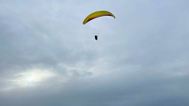 parapente volando en el cielo - Foto, Imagen