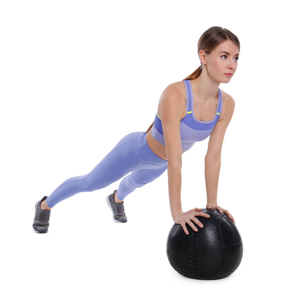 Femme athlétique faisant de l'exercice avec boule de médecine isolé sur blanc - Photo, image
