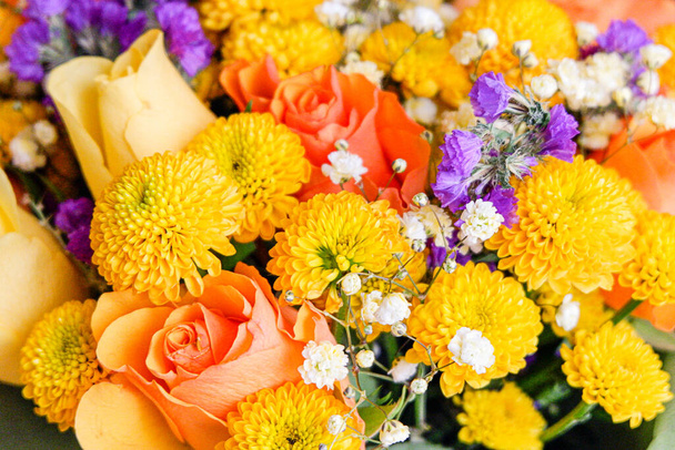 Un ramo de flores de colores, vista de cerca - Foto, imagen