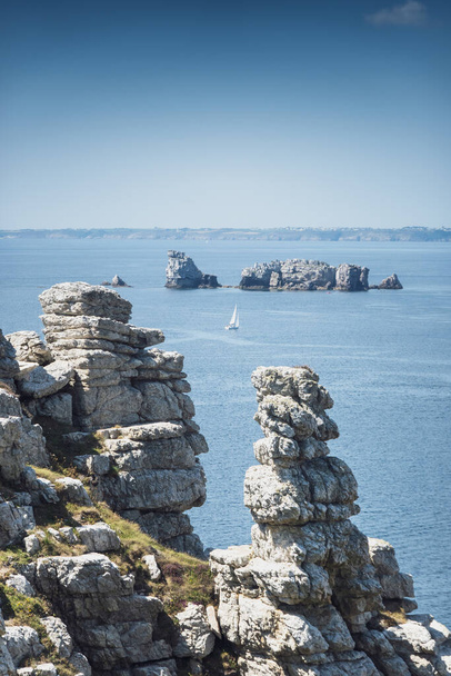 海の岩崖の景色,ブルターニュ,フランス - 写真・画像