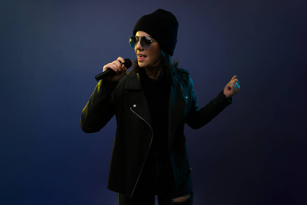 Hipster Kaukasische vrouw in de 20 repeteert nieuwe muziek voor een concert  - Foto, afbeelding