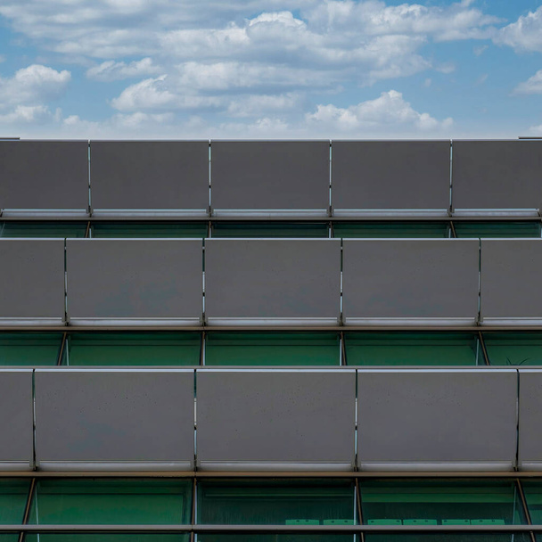 Plaza Nubes hinchadas blancas Fachada de un edificio con paneles blancos de protección solar en Salt Lake Cit - Foto, imagen