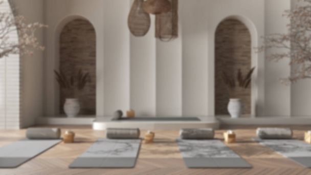 Fondo desenfoque, estudio de yoga vacío diseño interior, espacio japonés occidental, parquet, árboles en macetas, paredes moldeadas, esteras, almohadas y accesorios. Listo para practicar, meditar - Foto, Imagen